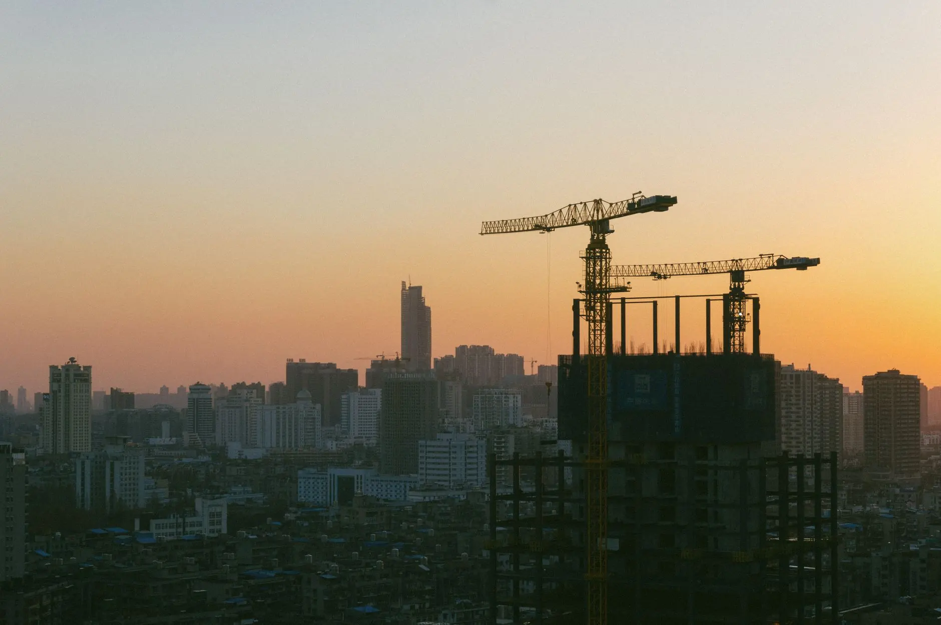 感德特筑建材店装修材料对比：瓷砖胶与水泥砂浆的施工差异